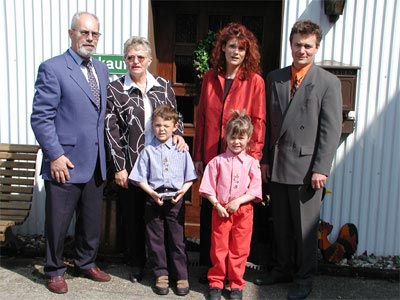 Familie Mechow hei&szlig;t Sie auf ihrem Gefl&uuml;gelhof herzlich Willkommen!